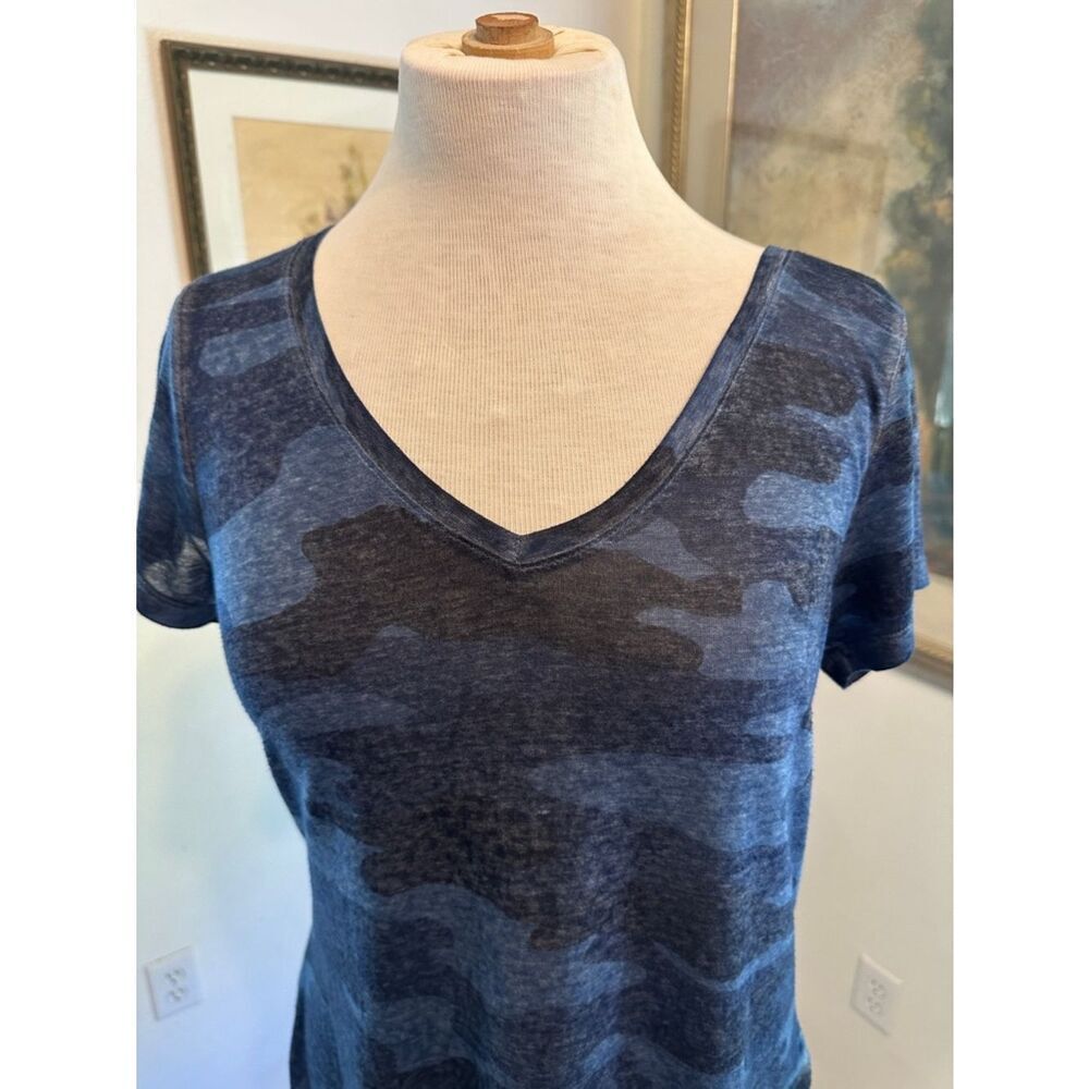 Lucky Brand Distressed Cotton Blue Camo V-Neck Women's Top Size Small - Picture 3 of 8